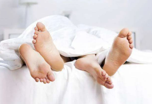 透過現(xiàn)象看本質(zhì)，親子鑒定者折射出的是忠貞與道德的信任危機！