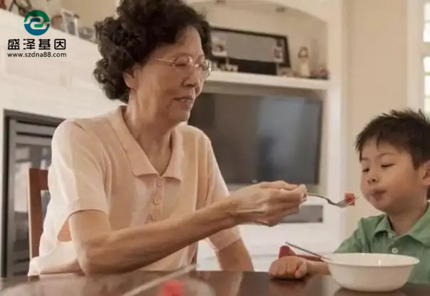 張阿姨瞞著兒媳婦給孫子做親子鑒定，鑒定報(bào)告出來老兩口驚呆了！