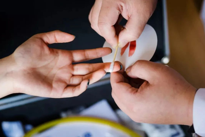 做親子鑒定是不是一定要本人親自到司法鑒定所讓工作人員采樣本？